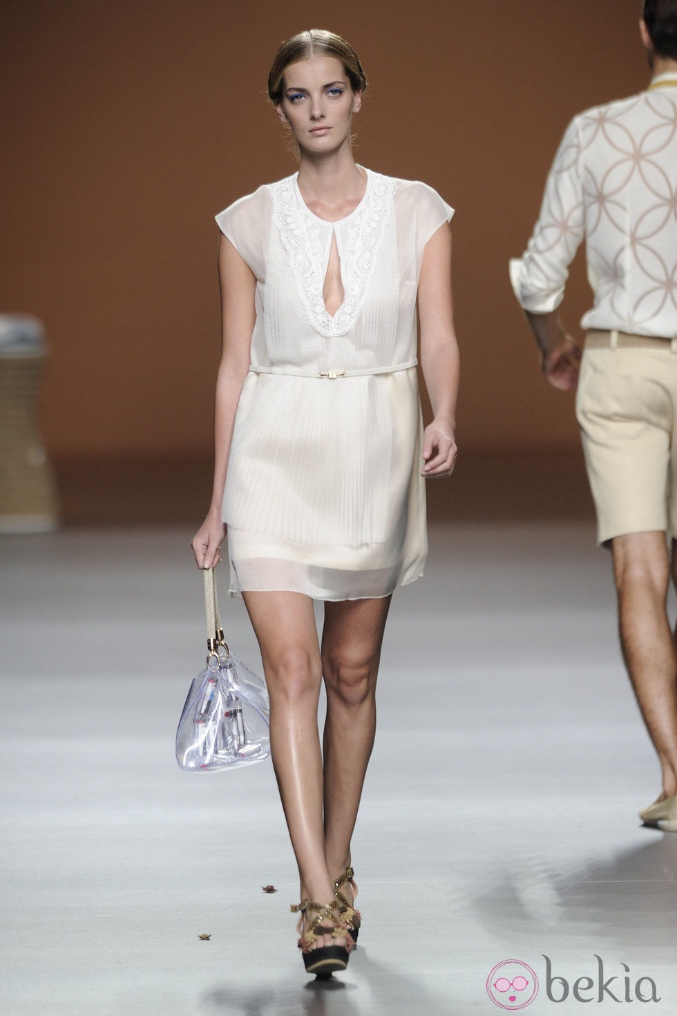 Vestido corto blanco con bolso transparente de la colección primavera-verano 2013 de Ion Fiz
