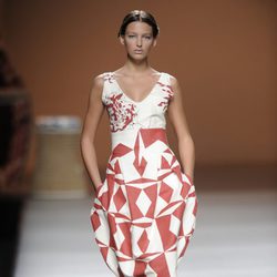 Vestido rojo y blanco con estampados de formas geométricas de la colección primavera-verano 2013 de Ion Fiz