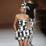 Tocado y vestido blanco y negro de formas geométricas de la colección primavera-verano 2013 de Ion Fiz