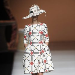 Sombrero y vestido de formas geométricas de la colección primavera-verano 2013 de Ion Fiz