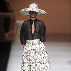 Sombrero y falda de formas geométricas con blusa negra de la colección primavera-verano 2013 de Ion Fiz
