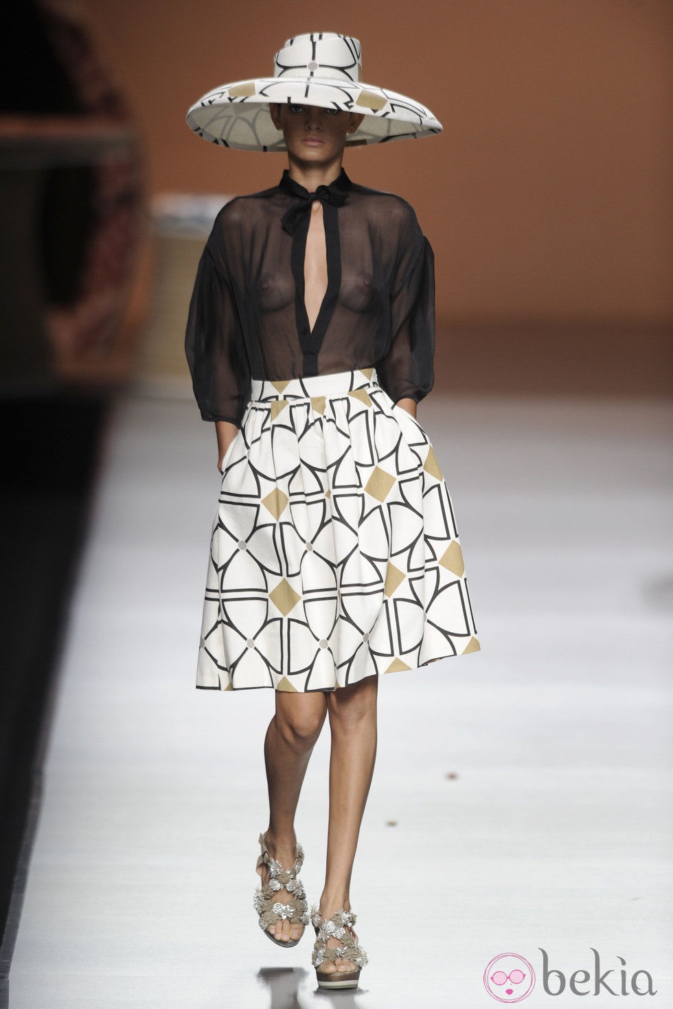 Sombrero y falda de formas geométricas con blusa negra de la colección primavera-verano 2013 de Ion Fiz