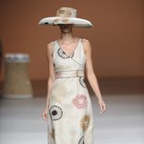 Sombrero y vestido con motivos florales de la colección primavera-verano 2013 de Ion Fiz
