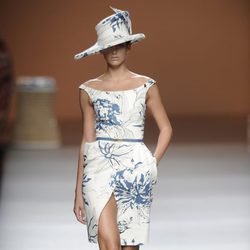 Vestido y sombrero de color azul sobre blanco de la colección primavera-verano 2013 de Ion Fiz