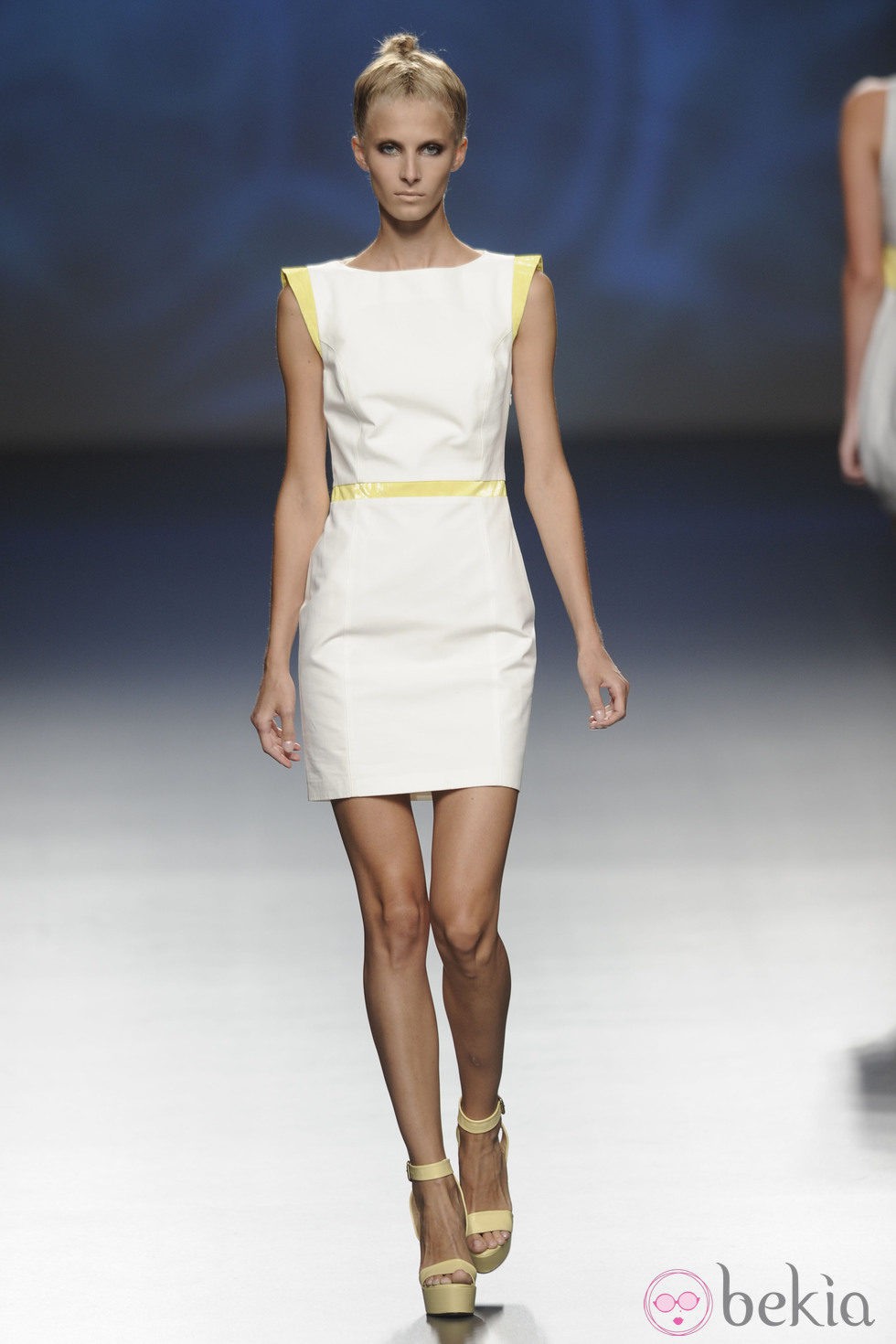 Vestido corto con detalles amarillos de la colección primavera/verano 2013 de Sara Coleman