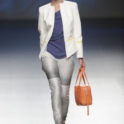 Americana blanca, pantalón gris y bolso naranja de la colección primavera/verano 2013 de Sara Coleman