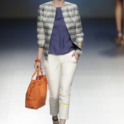 Pantalón pesquero blanco combinado con una chaqueta gris y bolso naranja de la colección primavera/verano 2013 de Sara Coleman