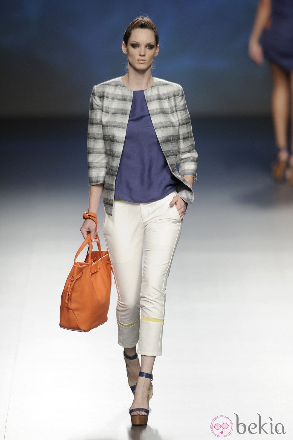 Pantalón pesquero blanco combinado con una chaqueta gris y bolso naranja de la colección primavera/verano 2013 de Sara Coleman