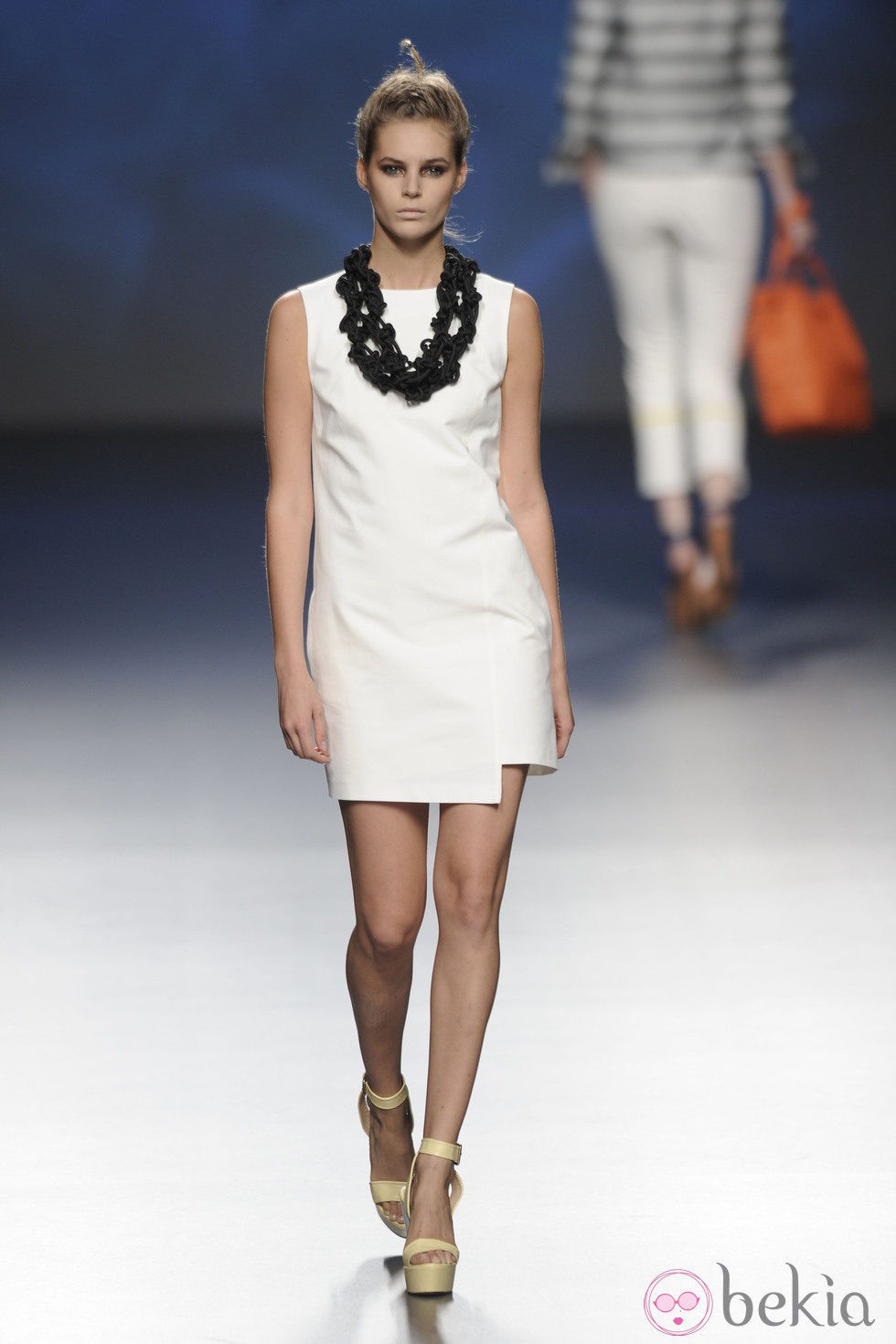 Vestido corto blanco y collar negro de la colección primavera/verano 2013 de Sara Coleman
