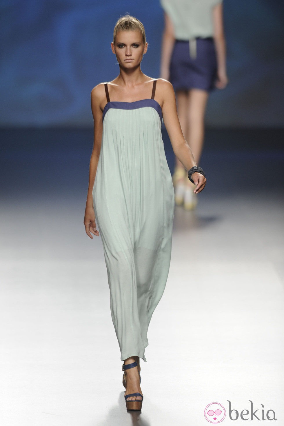 Vestido largo turquesa claro con detalles en el escote azul marino de la colección primavera/verano 2013 de Sara Coleman