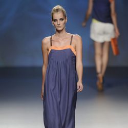 Vestido largo azul marino con detalles naranjas en el escote de la colección primavera/verano 2013 de Sara Coleman