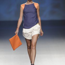 Pantalón corto blanco, camiseta azul marino y naranja, bolso cartera naranja de la colección primavera/verano 2013 de Sara Coleman