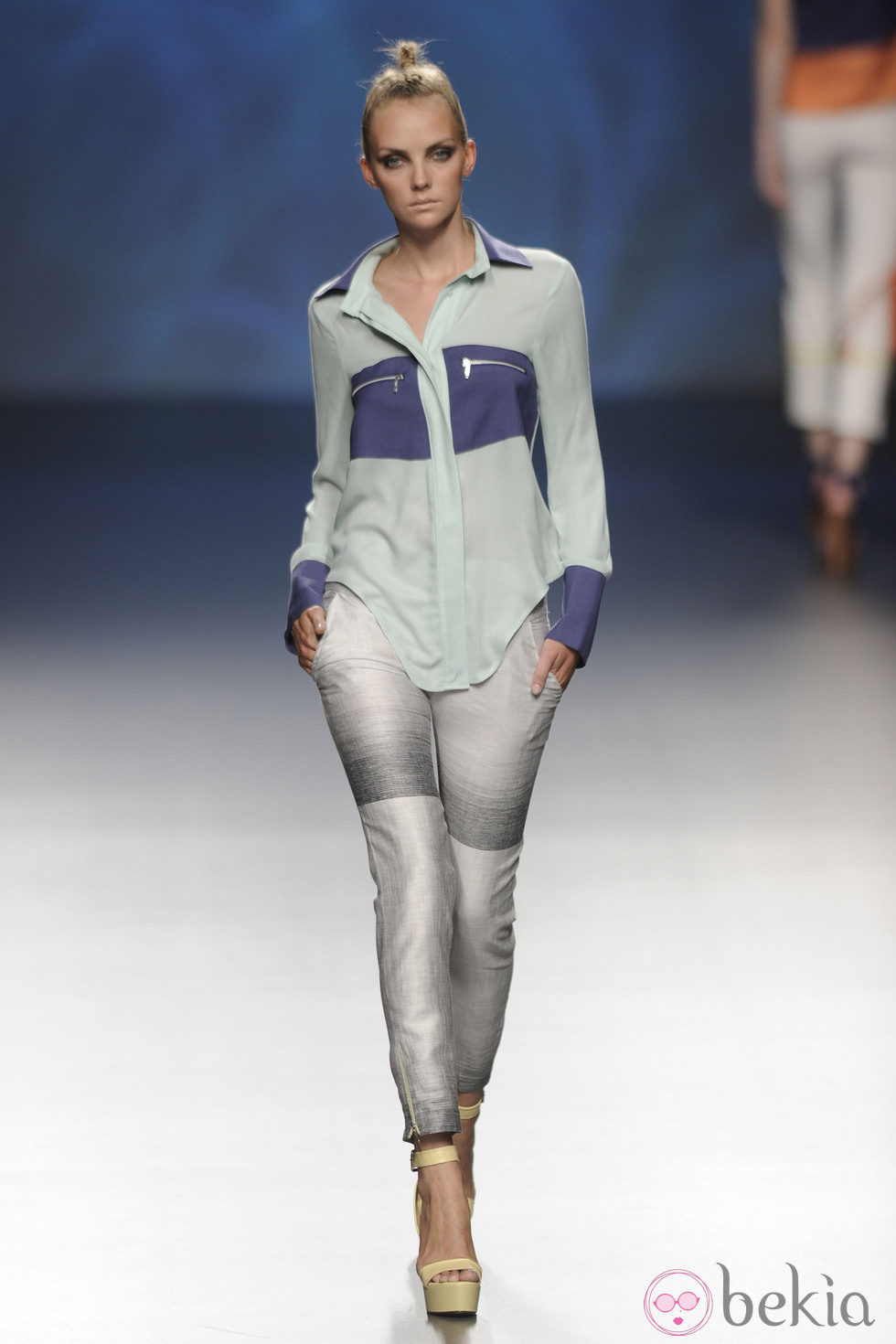 Blusa de manga larga azul turquesa y marino con pantalón gris de la colección primavera/verano 2013 de Sara Coleman