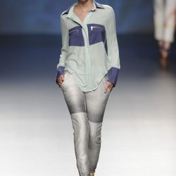 Blusa de manga larga azul turquesa y marino con pantalón gris de la colección primavera/verano 2013 de Sara Coleman