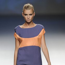 Vestido corto azul marino y naranja de la colección primavera/verano 2013 de Sara Coleman