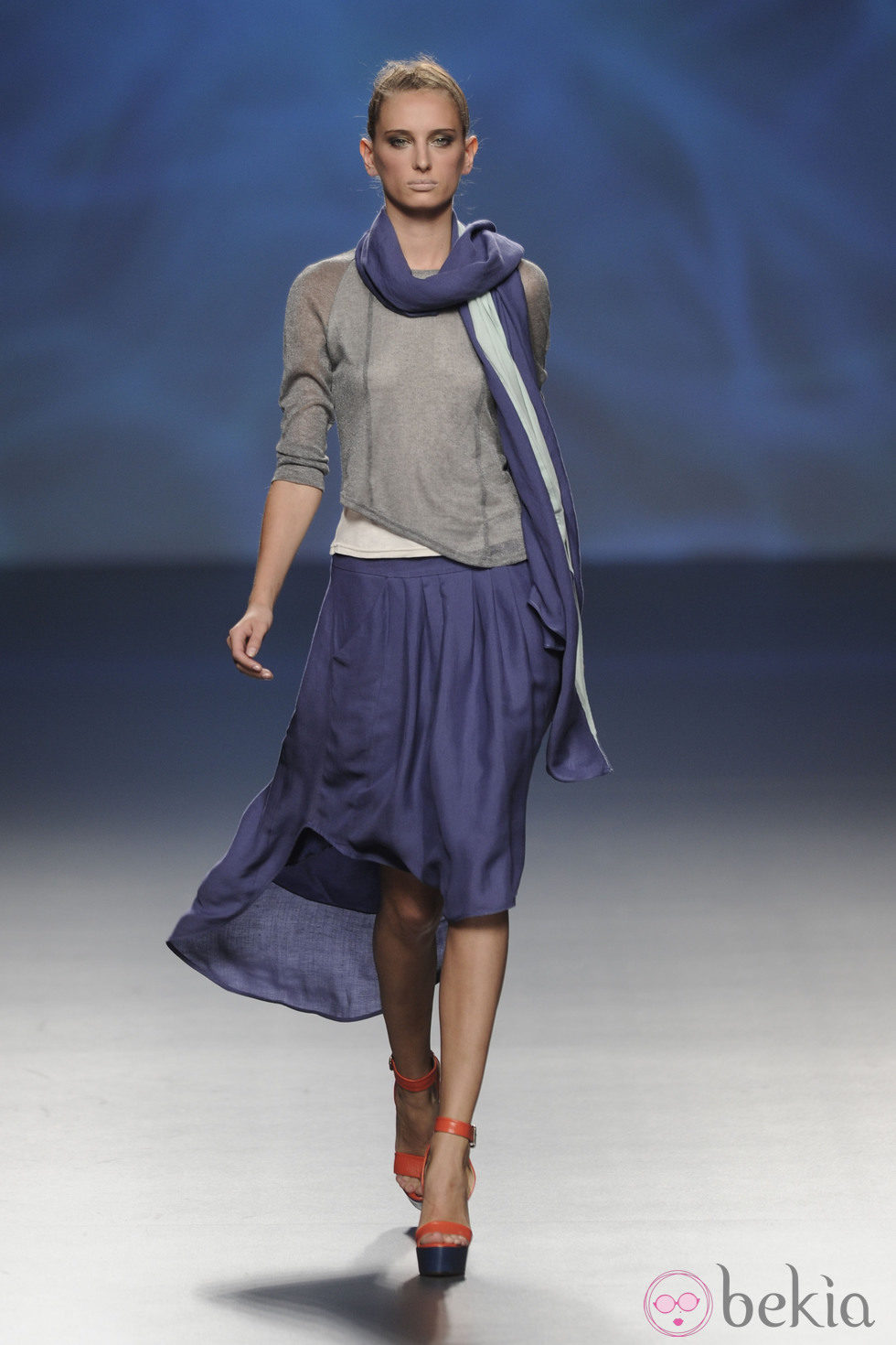 Falda azul marino con camiseta gris, fular azul marino y turquesa de la colección primavera/verano 2013 de Sara Coleman
