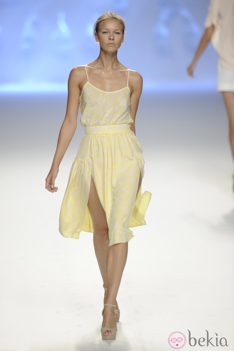 Vestido amarillo de vuelo de la colección primavera/verano 2013 de Sita Murt