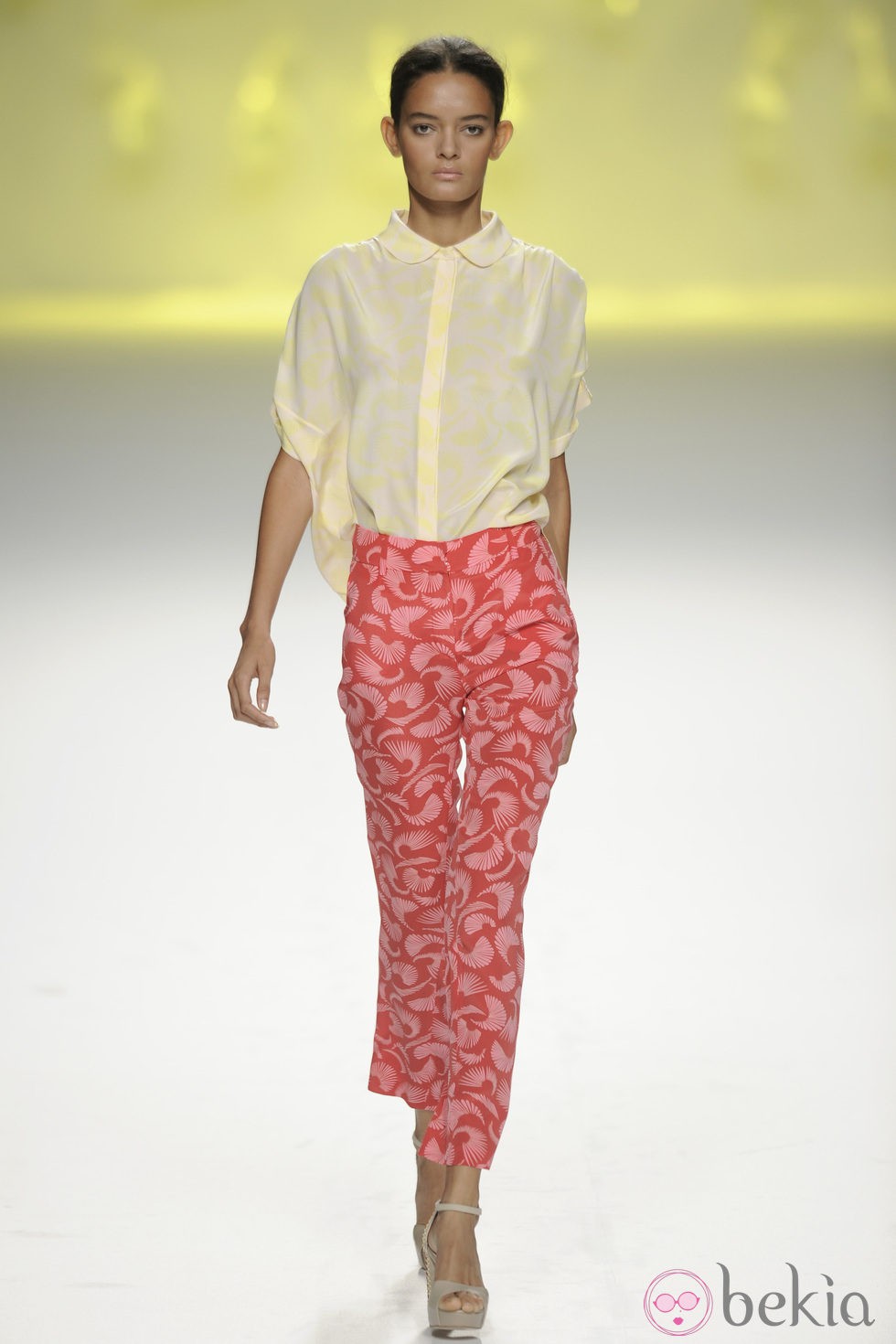 Pantalón pesquero rosa y rojo con blusa amarilla de la colección primavera/verano 2013 de Sita Murt
