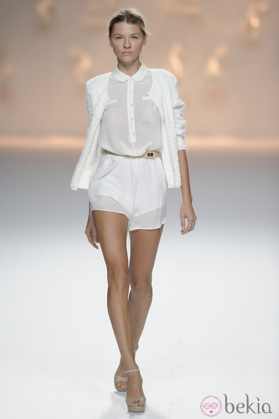 Pantalón corto blanco y blusa blanca de botones de la colección primavera/verano 2013 de Sita Murt