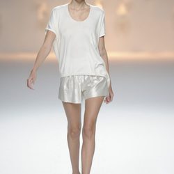Pantalón corto blanco brillante y camiseta blanca de la colección primavera/verano 2013 de Sita Murt