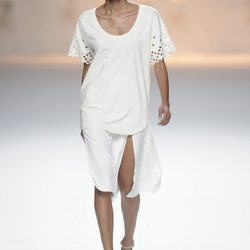 Falda blanca abierta y camiseta ancha blanca de la colección primavera/verano 2013 de Sita Murt