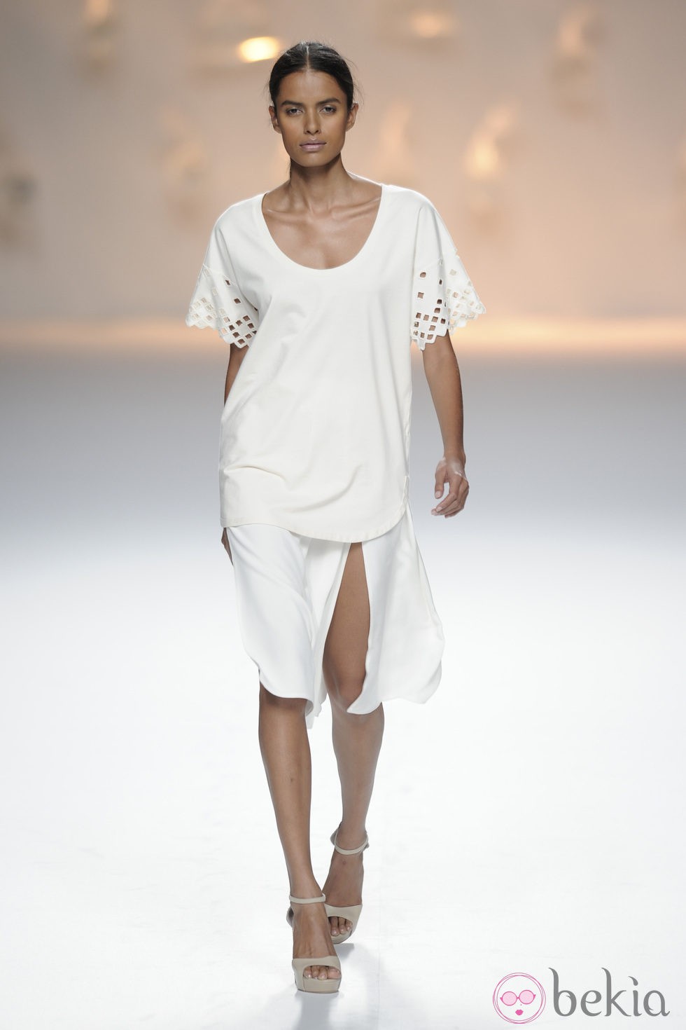 Falda blanca abierta y camiseta ancha blanca de la colección primavera/verano 2013 de Sita Murt
