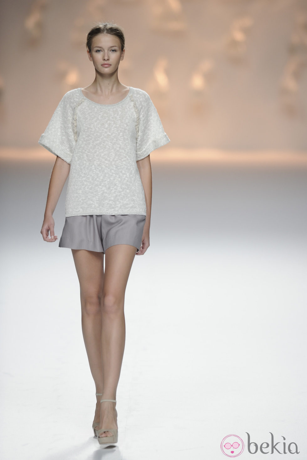Pantalón gris corto y jersey de punto de la colección primavera/verano 2013 de Sita Murt