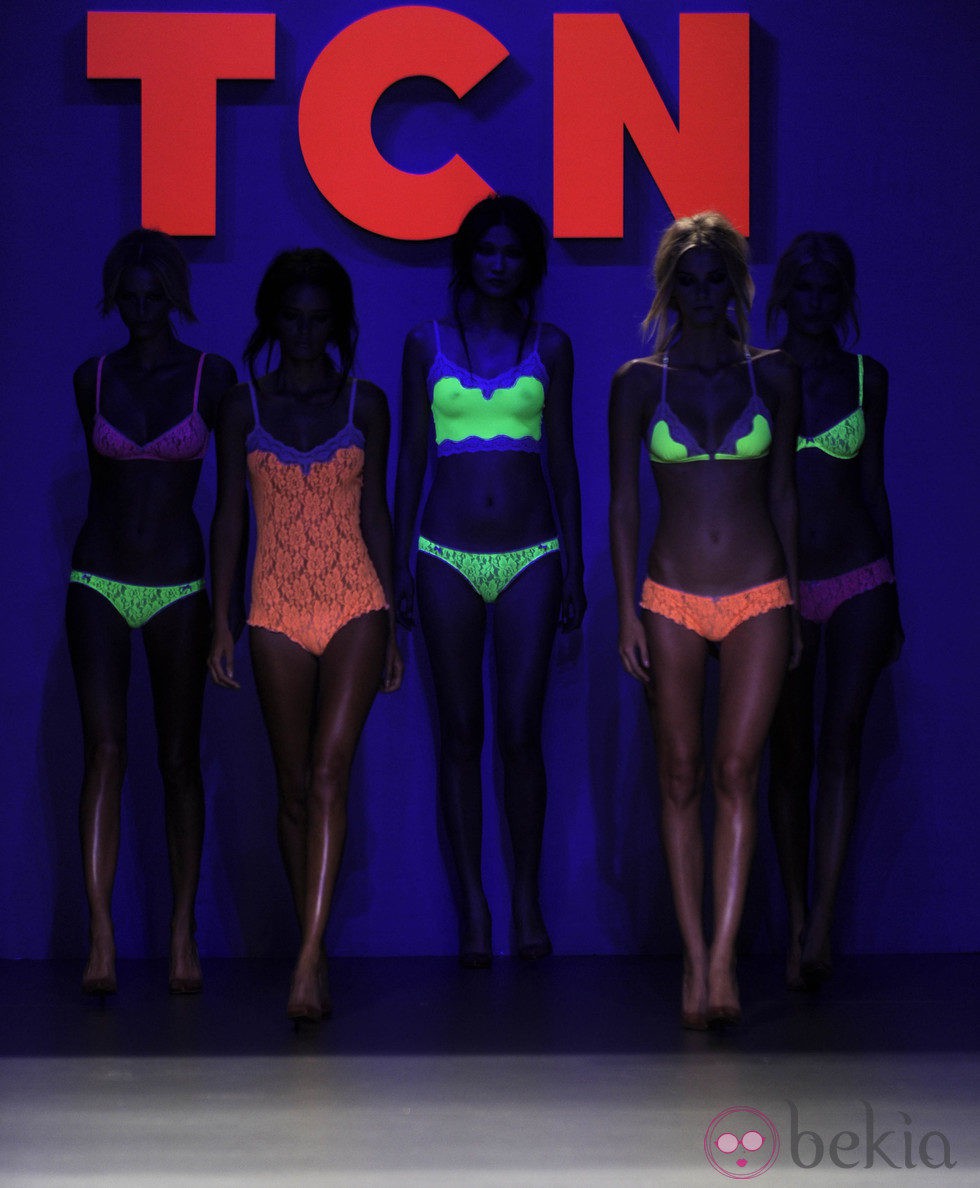 Conjuntos fluorescentes brillan en el desfile de la colección primavera/verano 2013 de TCN