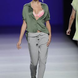 Blusa de seda verde militar, sujetador rosa fosforito y pantalón gris de sport de la colección primavera/verano 2013 de TCN