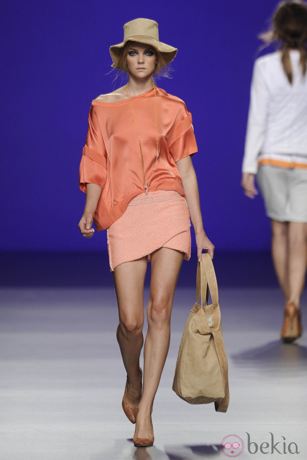 Blusa de seda coral y minifalda naranja de la colección primavera/verano 2013 de TCN