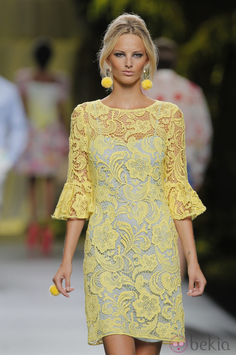 Vestido de encaje amarillo de Francis Montesinos, colección primavera/verano 2013