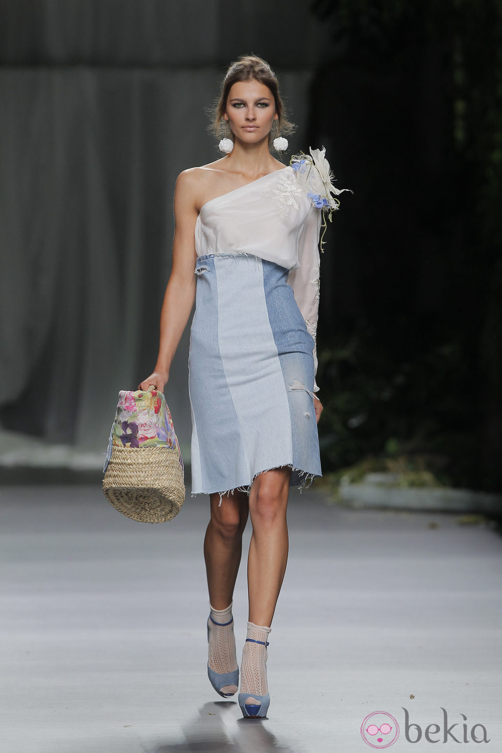 Vestido de escote asimétrico de Francis Montesinos, colección primavera/verano 2013