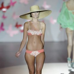 Pamela de paja y bikini naranja estampado de la colección primavera/verano 2013 de Guillermina Baeza