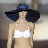 Pamela azul marino y bikini blanco de la colección primavera/verano 2013 de Guillermina Baeza