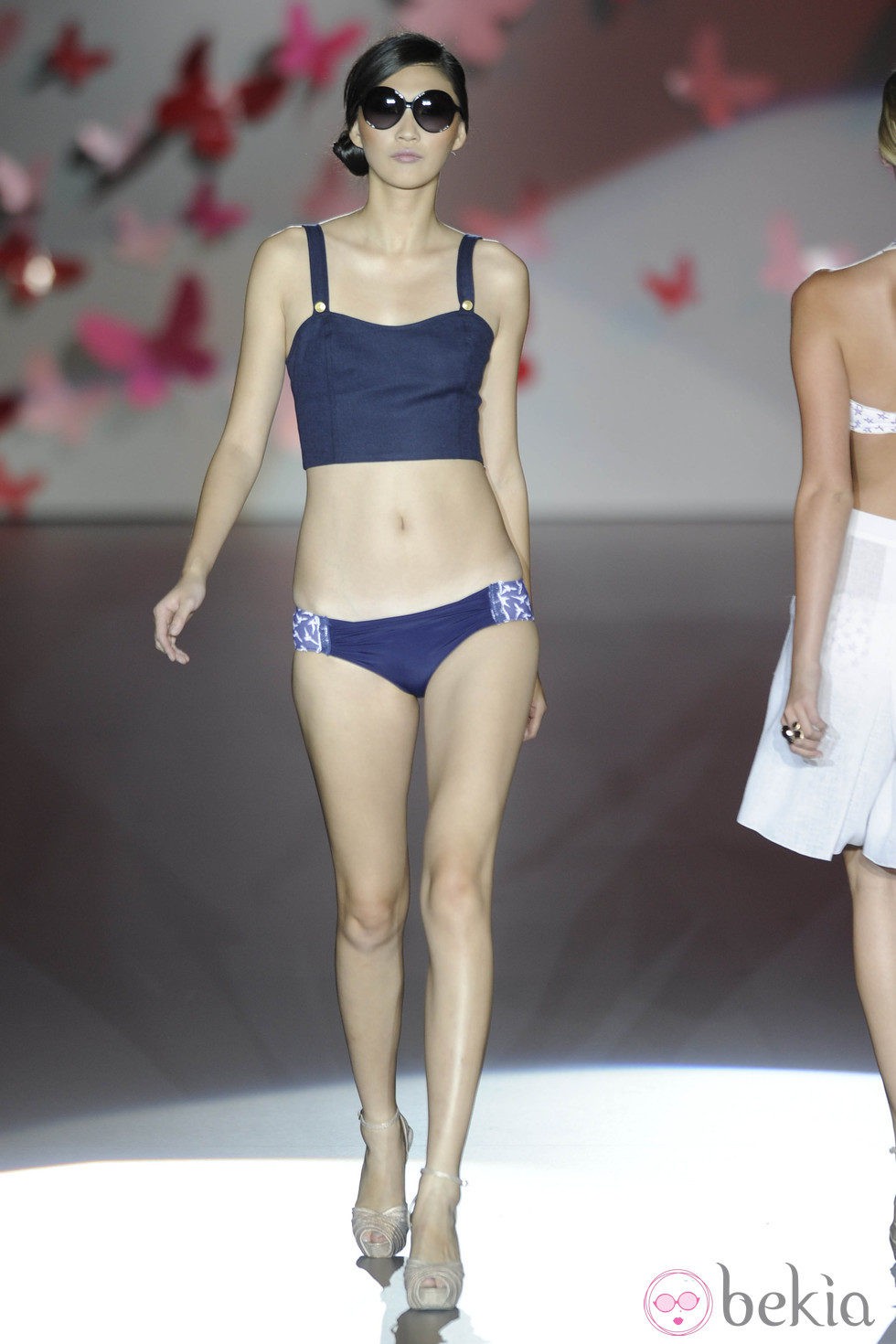Bikini azul marino y top de tirantes de la colección primavera/verano 2013 de Guillermina Baeza