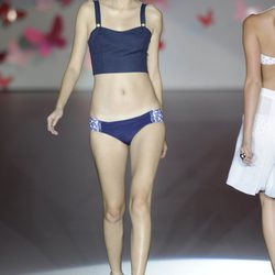 Bikini azul marino y top de tirantes de la colección primavera/verano 2013 de Guillermina Baeza