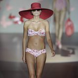 Bikini estampado de flores y pamela roja de la colección primavera/verano 2013 de Guillermina Baeza