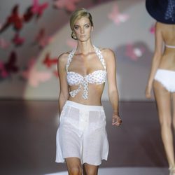 Pantalon blanco suelto bermuda y bikini blanco con estrellas de la colección primavera/verano 2013 de Guillermina Baeza