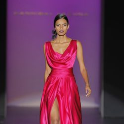 Vestido de satén rosa de Hannibal Laguna, colección primavera/verano 2013