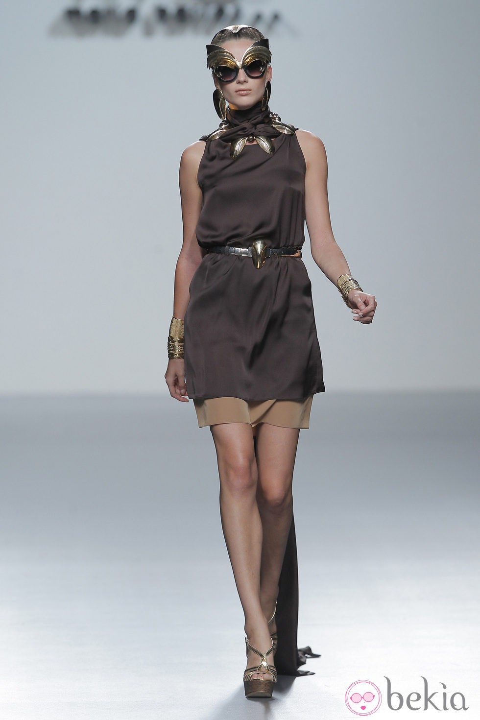 Vestido marrón de María Barros, colección primavera/verano 2013