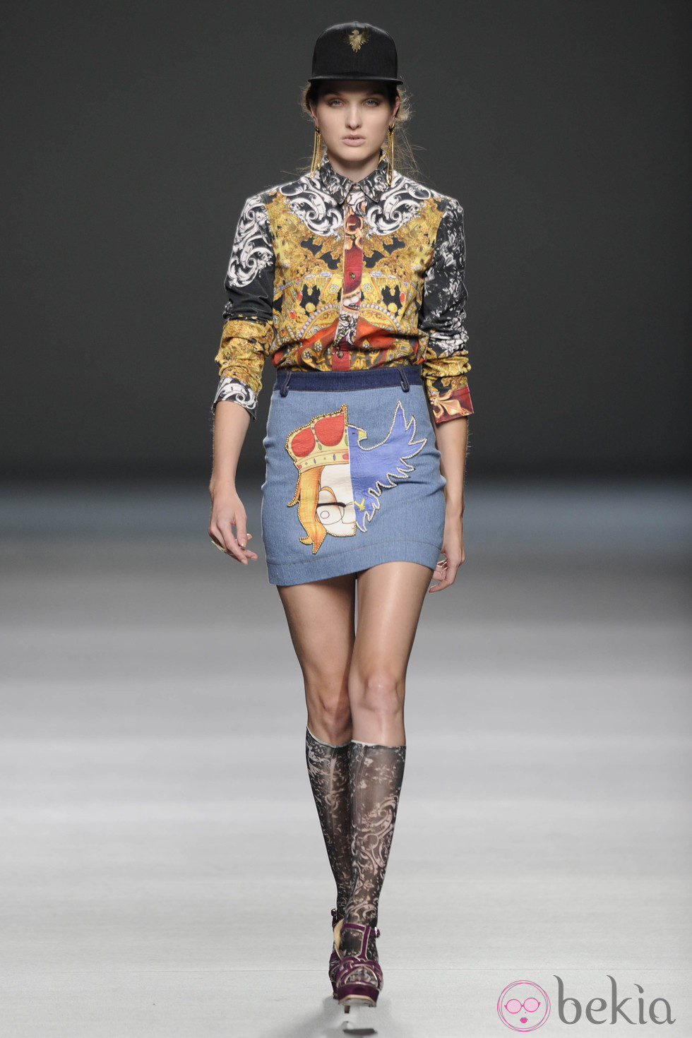Minifalda denim, camisa estampada y gorra de la colección primavera/verano 2013 de Arnau Bosch