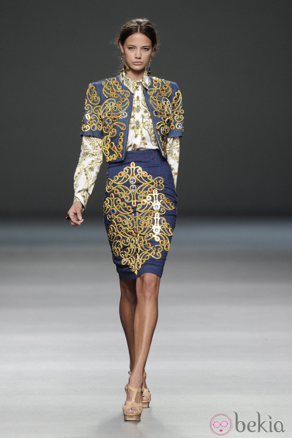 Falda de tubo y chaqueta torera con bordados de oro de la colección primavera-verano 2013 de Arnau Bosch
