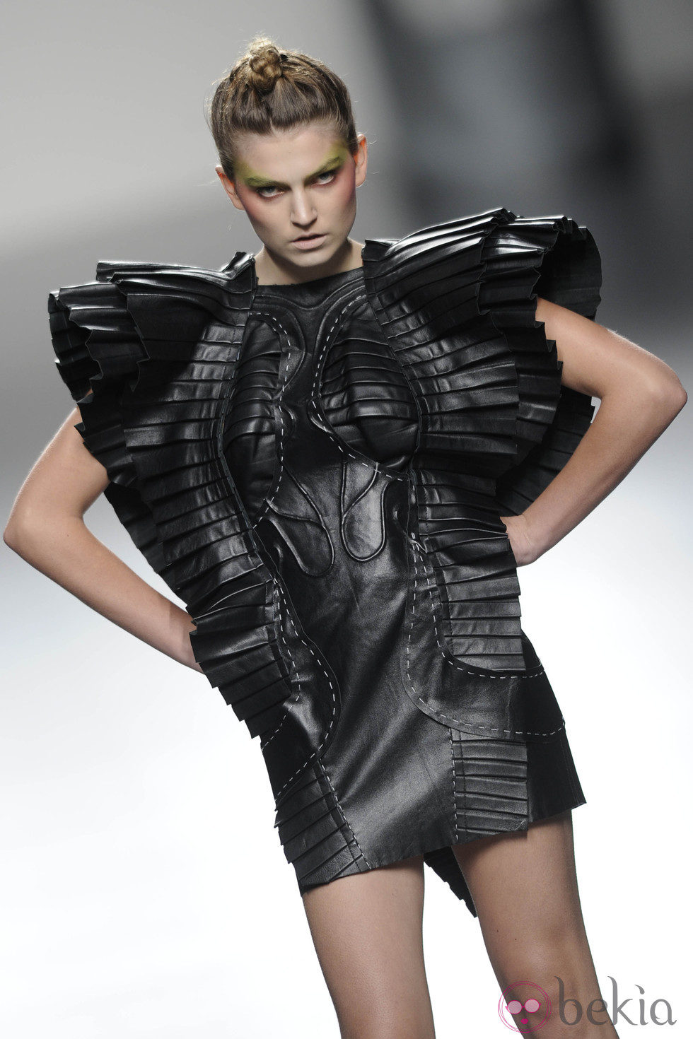 Vestido de cuero armado negro de la colección primavera/verano 2013 de Leyre Valiente