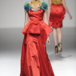 Vestido de raso rojo largo de la colección primavera/verano 2013 de Leyre Valiente