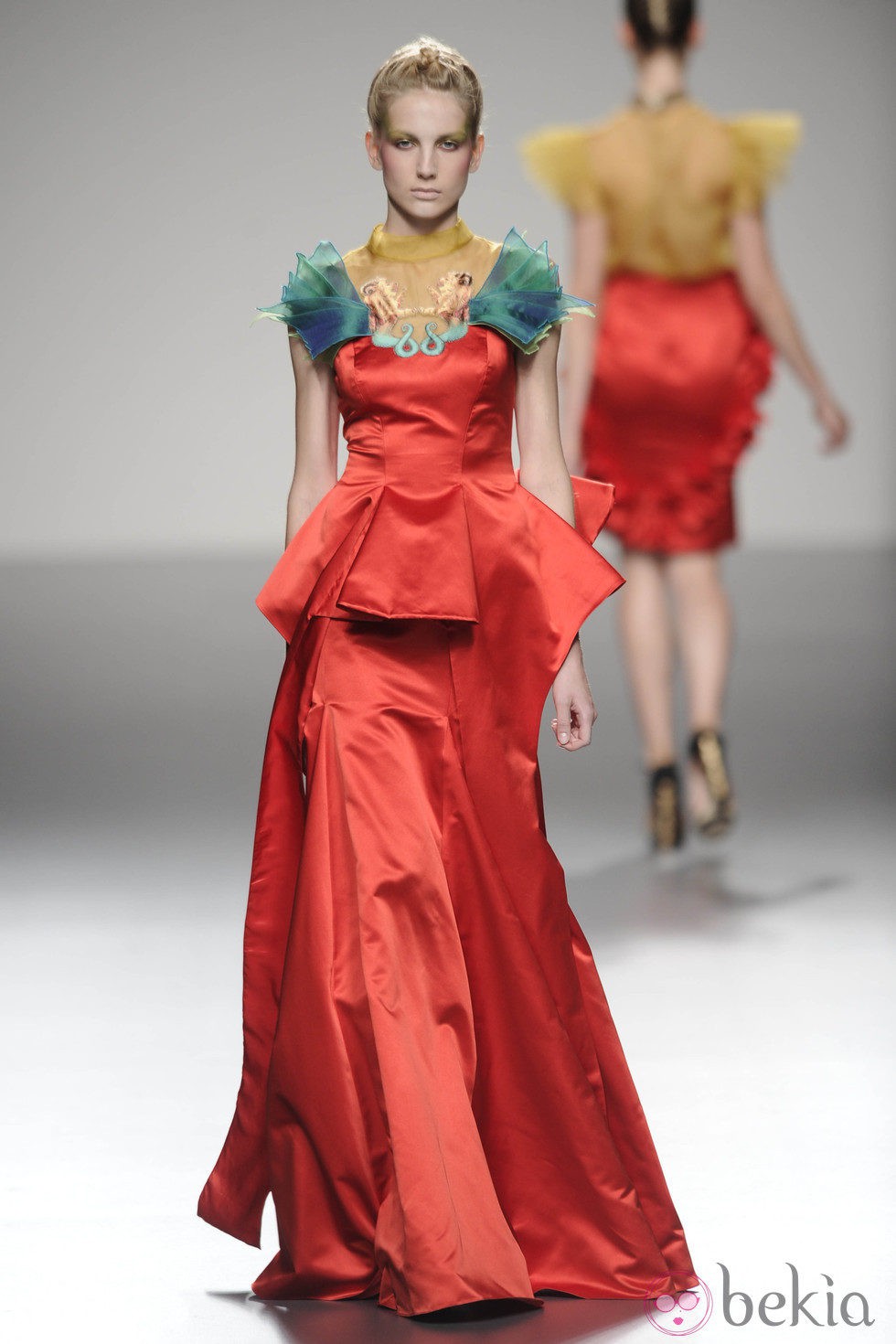 Vestido de raso rojo largo de la colección primavera/verano 2013 de Leyre Valiente
