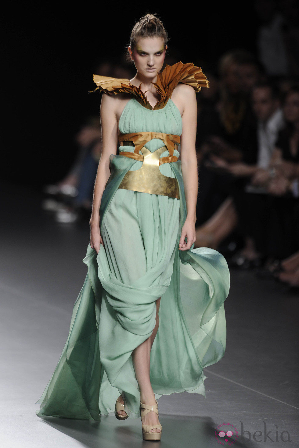 Vestido verde pastel largo con hombreras doradas de la colección primavera/verano 2013 de Leyre Valiente