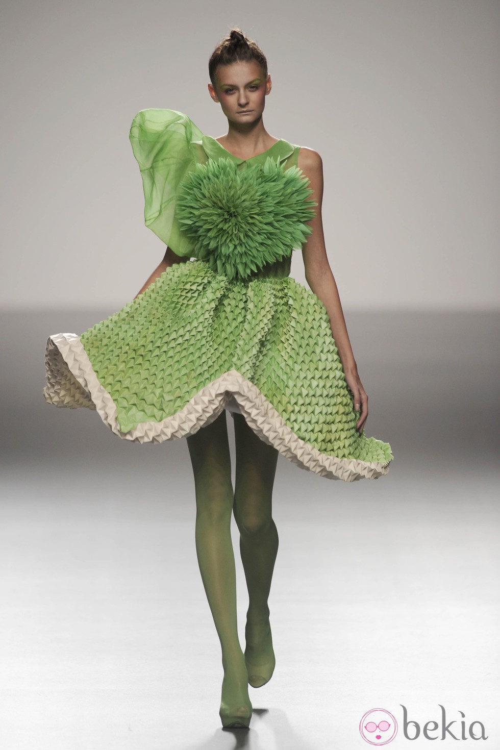 Vestido verde armado con flor de origami de la colección primavera/verano 2013 de Eva Soto