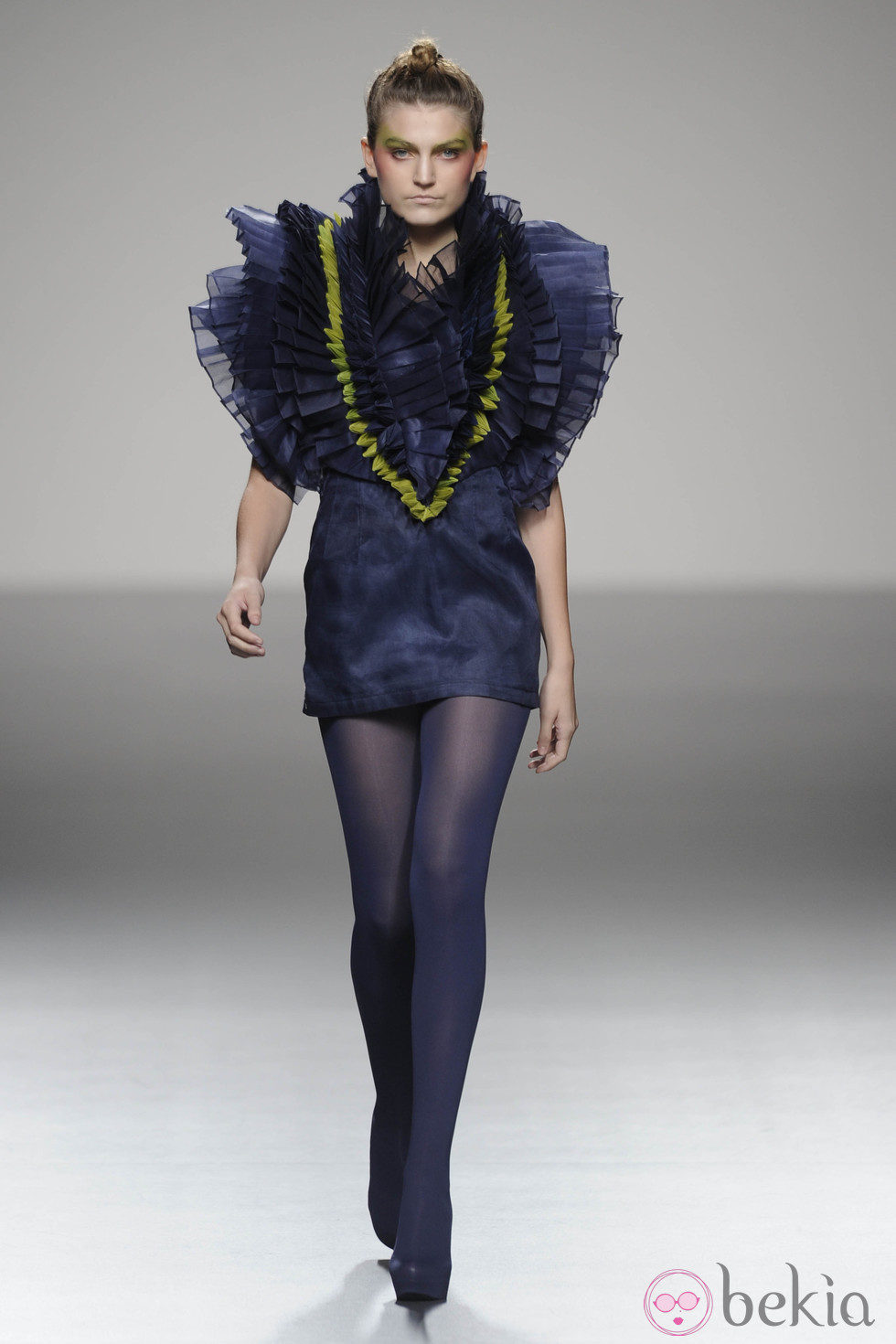 Vestido azul Klein corto y medias a juego de la colección primavera/verano 2013 de Eva Soto