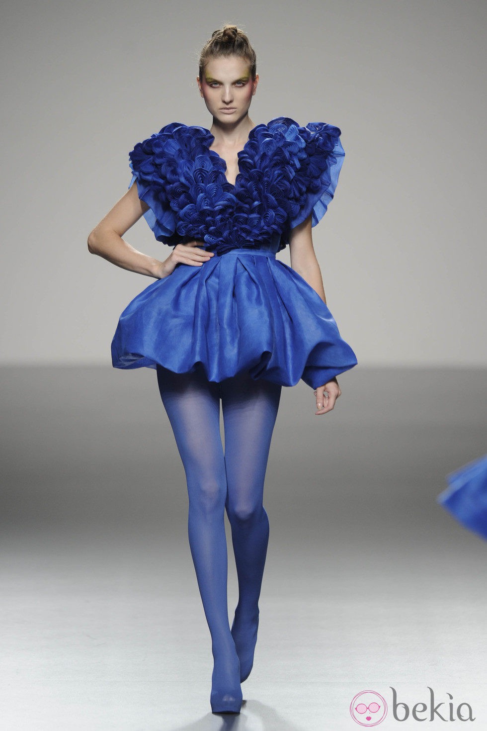 Vestido azul eléctrico corto armado y medias a juego de la colección primavera/verano 2013 de Eva Soto