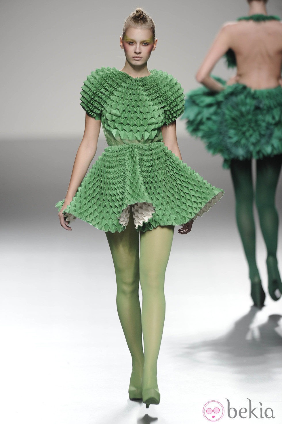Vestido verde pistacho de origami de la colección primavera/verano 2013 de Eva Soto